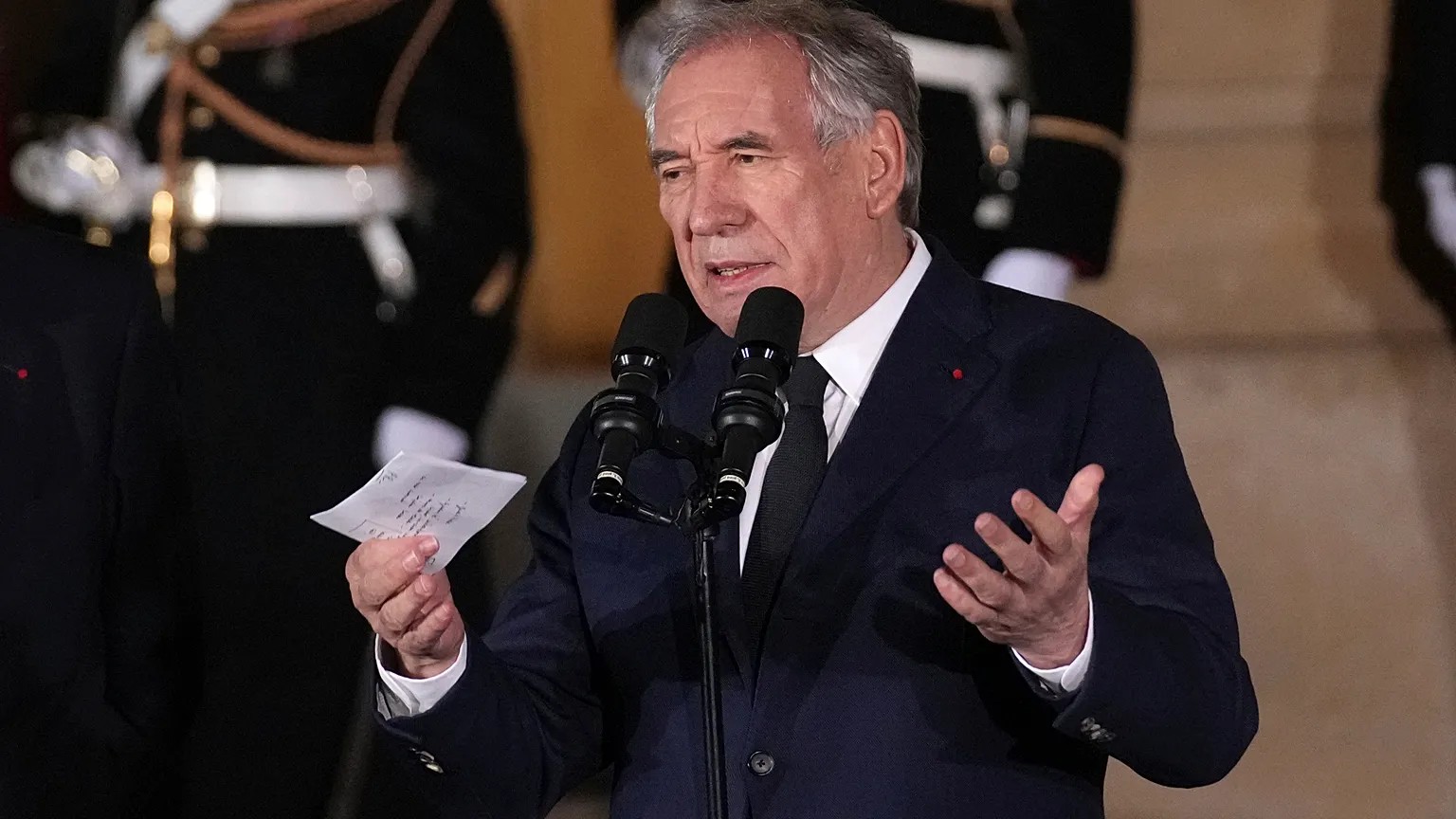 Fransa’da Bayrou hükümeti düştü 1 Fransa’da yaklaşık 9 aydır görevde olan Başbakan François Bayrou’nun azınlık hükümeti, Ulusal Meclis’te yapılan güven oylamasında 194 “evet”e karşı 364 “hayır” oyuyla düştü.