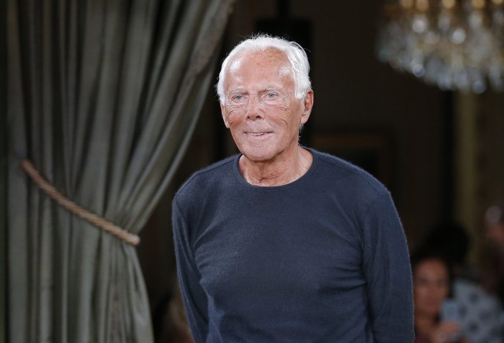 Moda dünyasının ikonu Giorgio Armani 91 yaşında hayatını kaybetti 1 İtalyan modasının efsane ismi Giorgio Armani, Milano’da hayata veda etti. Armani’nin cenazesi, vasiyeti gereği aileye özel törenle defnedilecek.