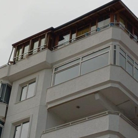 Şarkıcı Güllü'nün şüpheli ölümü! 1 Arabesk müziğin sevilen ismi Güllü, Yalova Çınarcık'ta teras katından düşerek hayatını kaybetti. Savcılık soruşturma başlattı