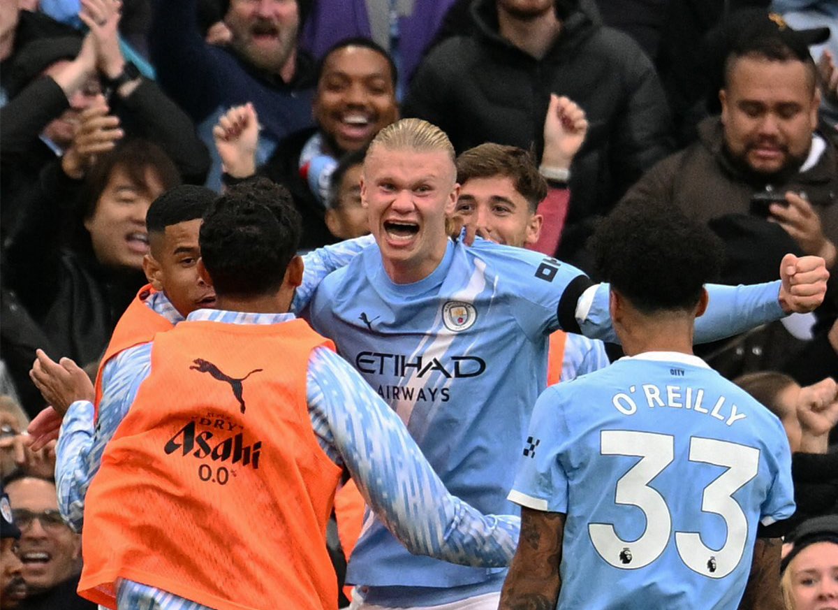 Manchester City derbide acımadı 1 İngiltere Premier Lig'de Manchester City, Altay Bayındır'lı Manchester United'ı farklı mağlup ederek yenilgi serisine son verdi