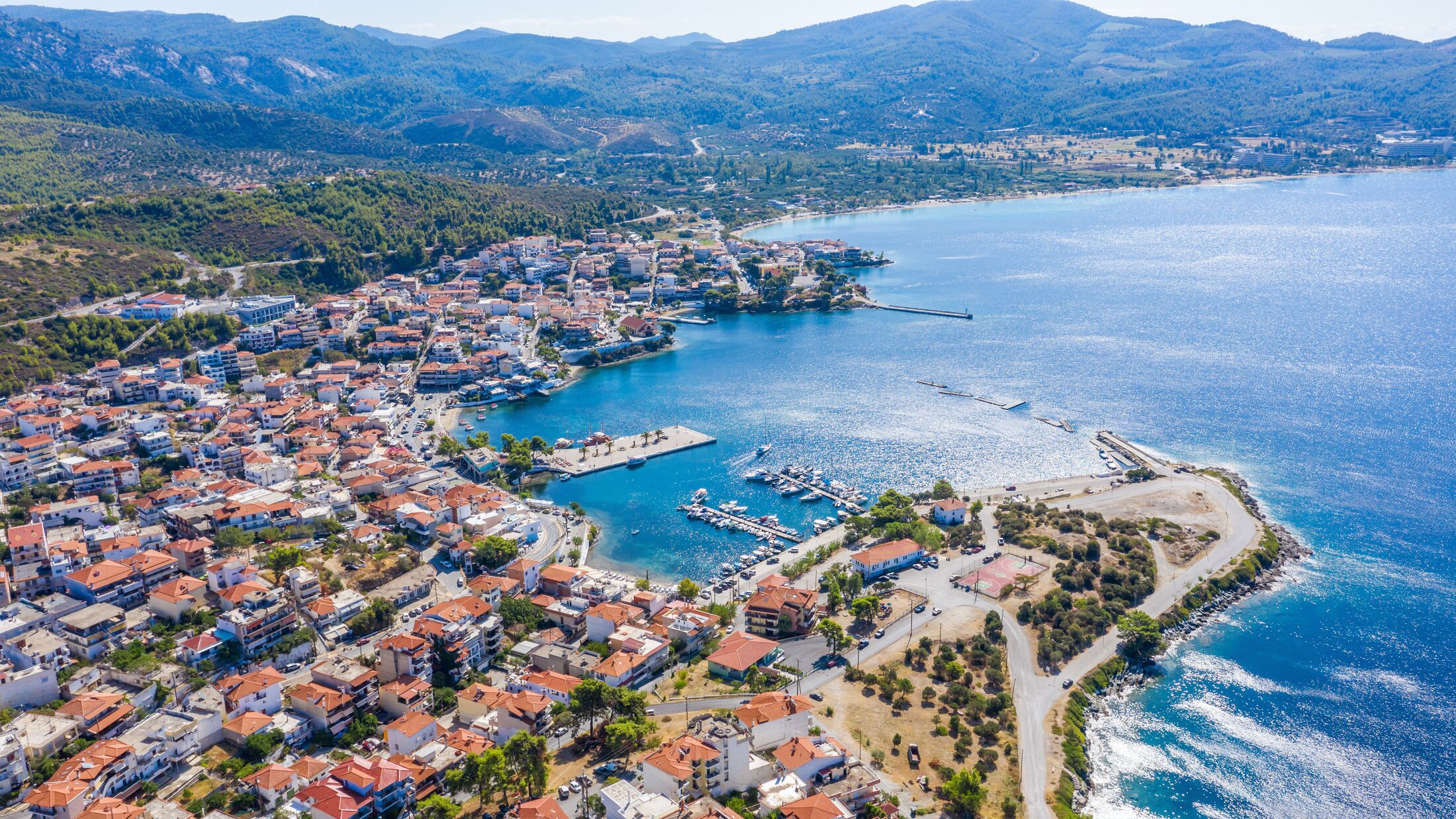 Halkidiki’nin yükselen değeri: Paliouri Villaları 1 Yunanistan’ın kuzeyinde yer alan Halkidiki, hem doğal güzellikleri hem de artan yatırım fırsatlarıyla son yılların gözde bölgelerinden biri haline geldi.