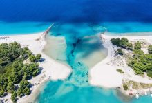 Kassandra Yarımadası’ndaki plajlarda VIP koltuklar, özel servisler ve yüksek fiyatlı sahil deneyimleriyle Halkidiki, sessiz sahillerden lüks parti destinasyonuna dönüştü.