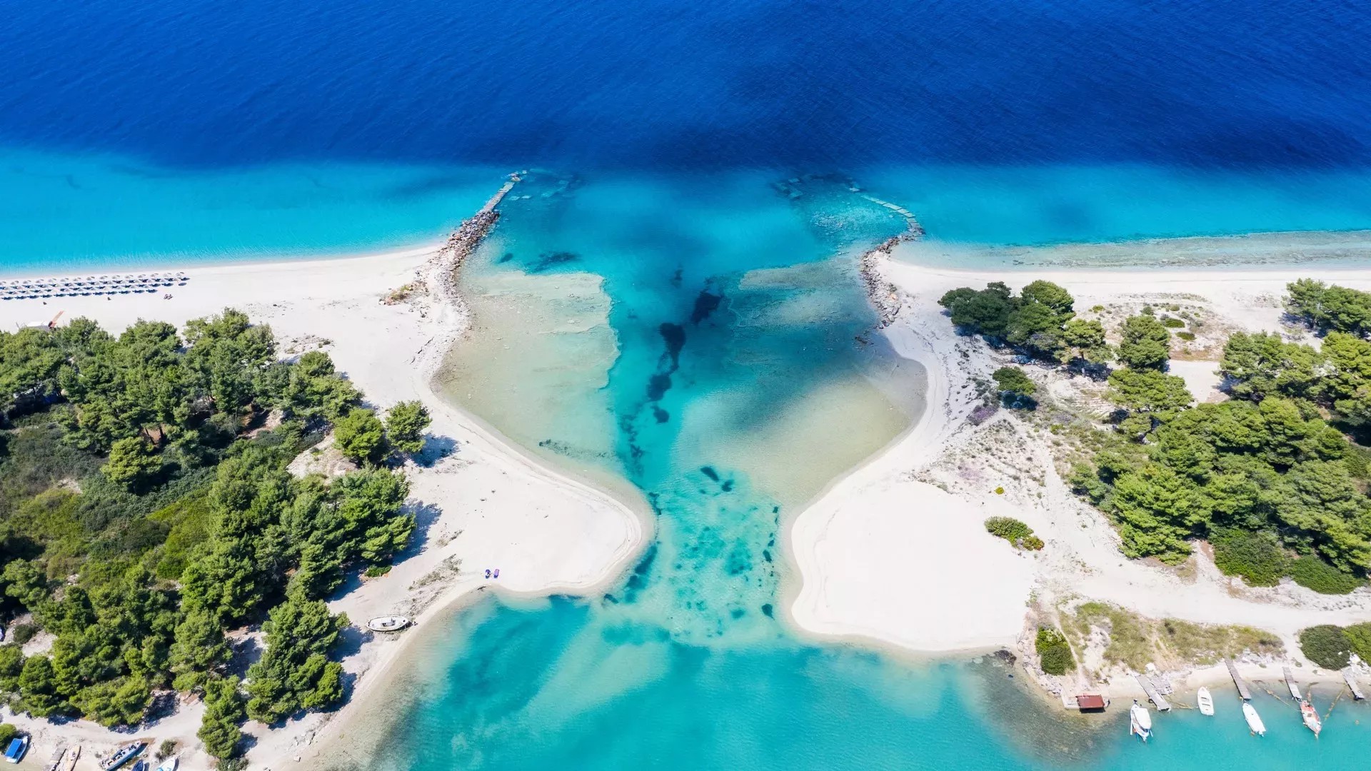 Halkidiki’de lüks plaj eğlenceleri yükselişte 1 Kassandra Yarımadası’ndaki plajlarda VIP koltuklar, özel servisler ve yüksek fiyatlı sahil deneyimleriyle Halkidiki, sessiz sahillerden lüks parti destinasyonuna dönüştü.