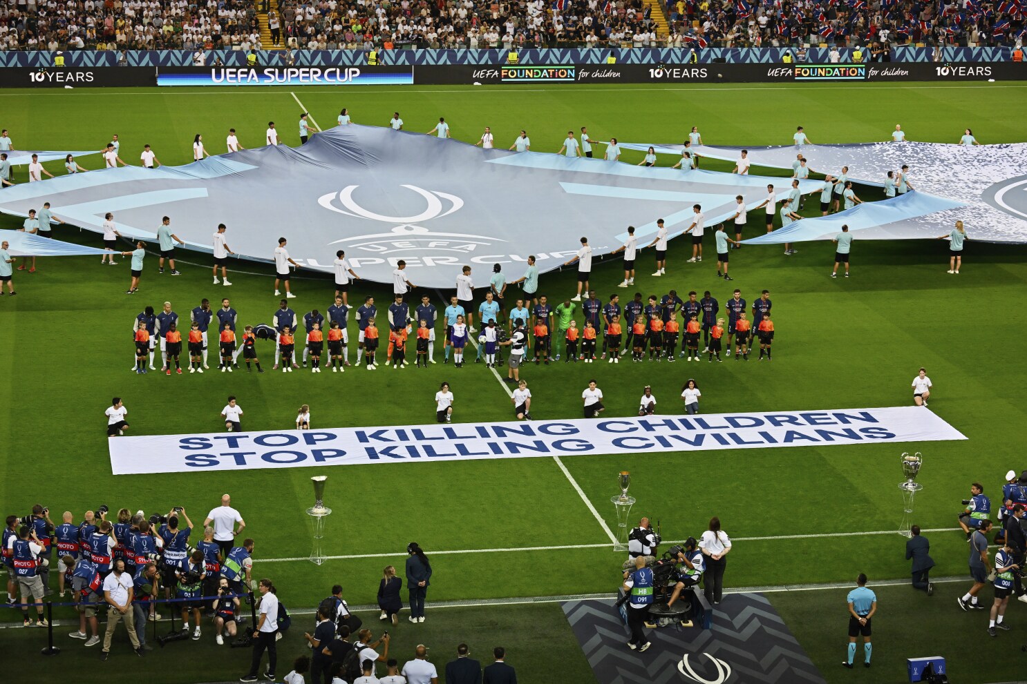 İsrail'e futboldan men geliyor! 1 UEFA İcra Kurulu, İsrail'i salı günü yapılacak oylamadan çıkacak sonuca göre milli takım ve kulüp müsabakalarından men edecek