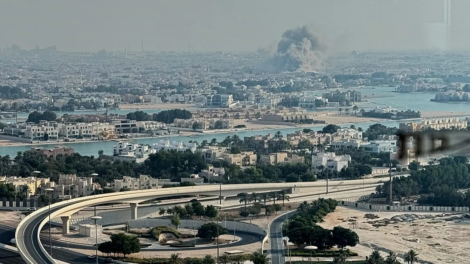 İsrail’den Katar’a şok saldırı: Hamas’ın siyasi kanadı hedef alındı 1 Gazze’de süren savaşın gölgesinde Orta Doğu’da dengeleri sarsacak bir gelişme yaşandı. İsrail, Katar’ın başkenti Doha’da Hamas’ın siyasi kanadına ait merkezleri hedef aldı.