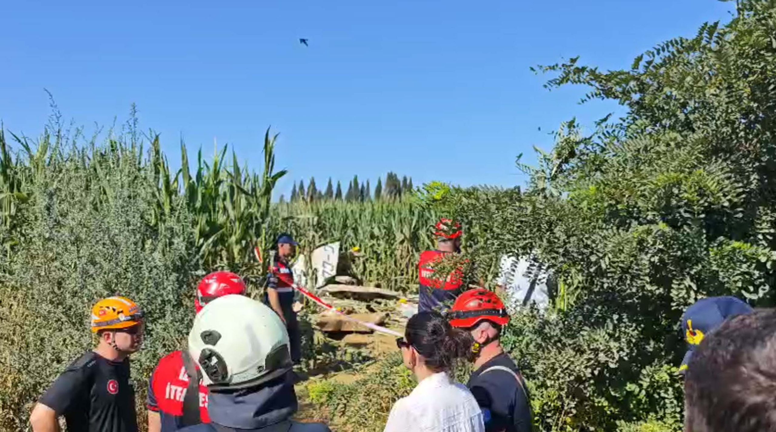 İzmir’de eğitim uçağı düştü: Pilot adayı hayatını kaybetti 1 İzmir’in Torbalı ilçesinde Türk Hava Kurumuna ait Cessna tipi eğitim uçağı mısır tarlasına düştü. Kazada pilot adayı Berfu Hatipoğlu yaşamını yitirdi.