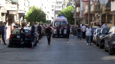 İzmir Balçova’da polis merkezine silahlı saldırı: 2 şehit 1 İzmir Balçova’da Salih İşgören Polis Merkezi’ne 16 yaşındaki bir çocuk tarafından pompalı tüfekle düzenlenen saldırıda 2 polis şehit oldu, 1 polis ağır yaralandı.