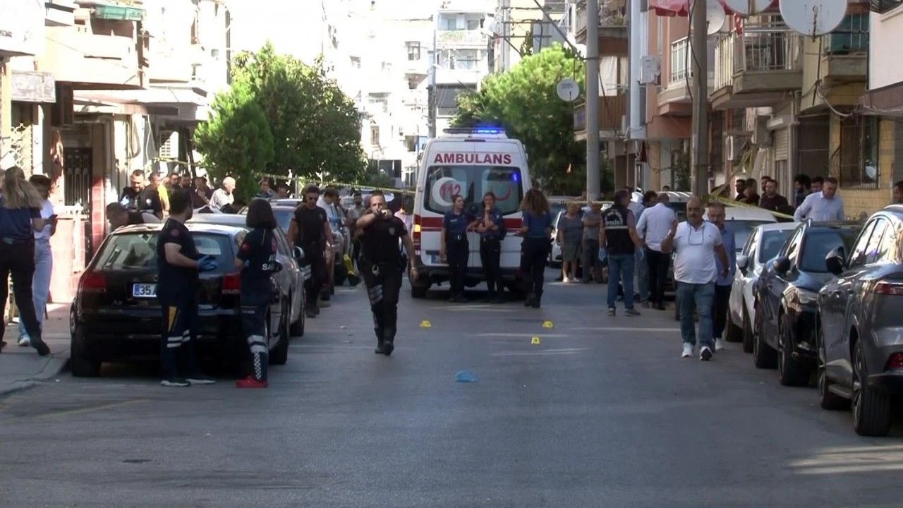 İzmir Balçova’da polis merkezine silahlı saldırı: 2 şehit 1 İzmir Balçova’da Salih İşgören Polis Merkezi’ne 16 yaşındaki bir çocuk tarafından pompalı tüfekle düzenlenen saldırıda 2 polis şehit oldu, 1 polis ağır yaralandı.
