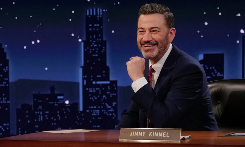 Jimmy Kimmel gözyaşlarıyla döndü 6 Bir haftalık ekran yasağının ardından programına dönen Jimmy Kimmel, genç yaşta hayatını kaybeden Charlie Kirk’ün ölümünü küçümsemediğini vurguladı.
