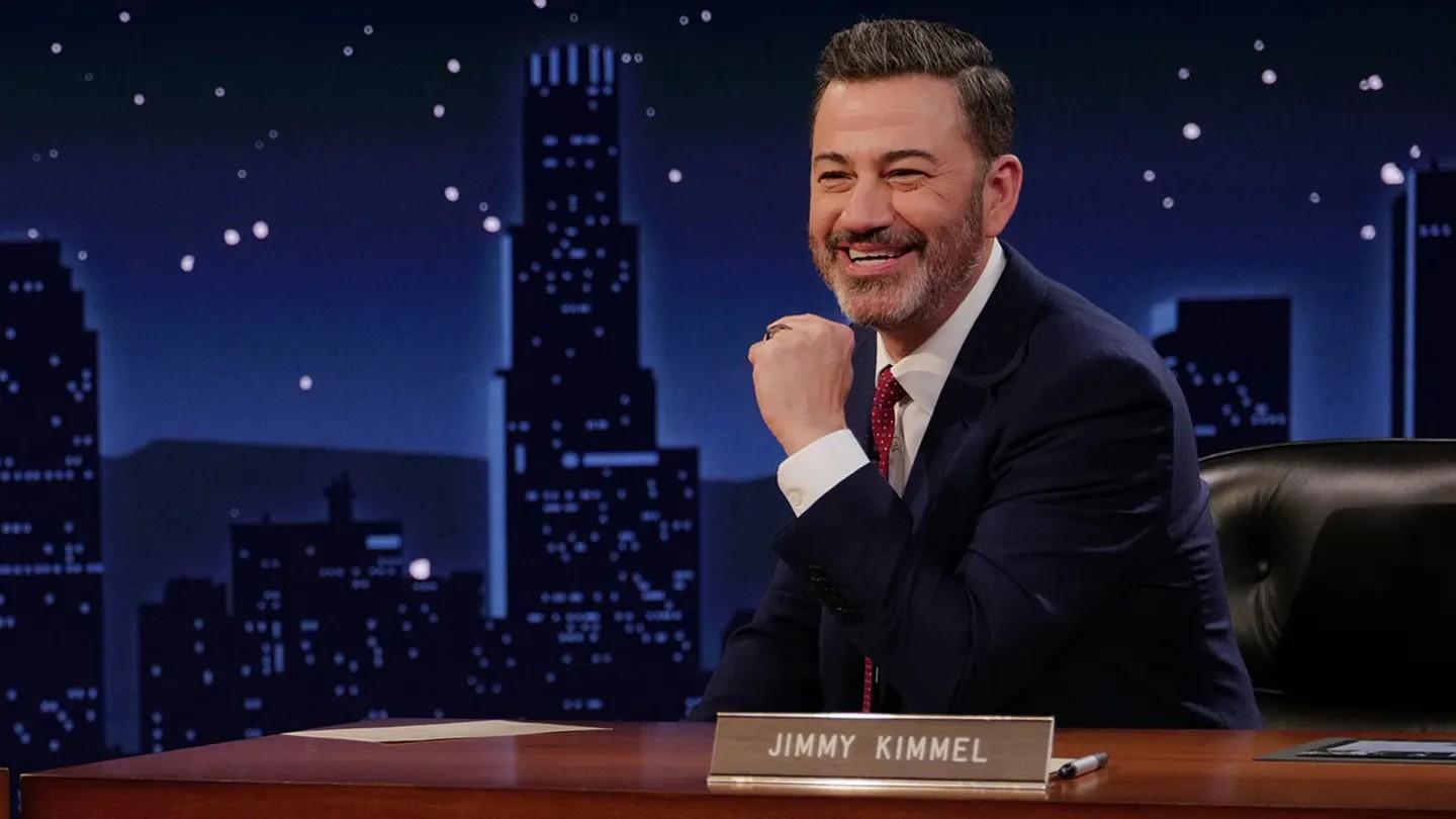 Jimmy Kimmel gözyaşlarıyla döndü 1 Bir haftalık ekran yasağının ardından programına dönen Jimmy Kimmel, genç yaşta hayatını kaybeden Charlie Kirk’ün ölümünü küçümsemediğini vurguladı.