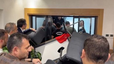 CHP İstanbul savaş alanı 10 CHP İstanbul İl Başkanlığı'na kayyım olarak atanan Gürsel Tekin, polisler eşliğinde binaya girerken adeta arbede yaşandı