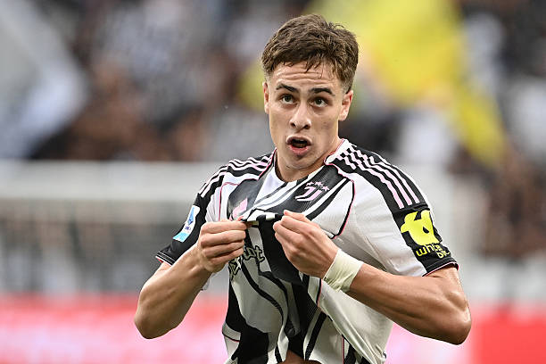 İtalya'da Türk düellosu 1 İtalya Ligi'nde Kenan Yıldız'ın 1, Hakan Çalhanoğlu'nun 2 gol attığı derbi maçında Juventus, Inter'i 4-3 mağlup etti