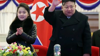 Kuzey Kore lideri Kim Jong Un, Çin’e yaptığı ziyarette 12 yaşındaki kızı Kim Ju Ae’yi yanında götürerek olası varisini ilk kez uluslararası arenada tanıttı.