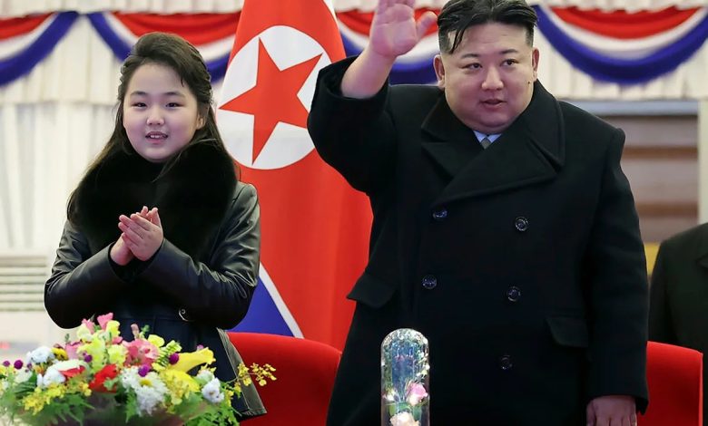 Kuzey Kore lideri Kim Jong Un, Çin’e yaptığı ziyarette 12 yaşındaki kızı Kim Ju Ae’yi yanında götürerek olası varisini ilk kez uluslararası arenada tanıttı.