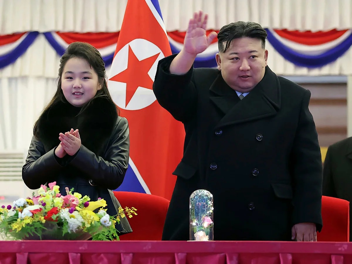 Kim Jong Un, 12 yaşındaki kızını halefi olarak dünya sahnesine çıkardı 1 Kuzey Kore lideri Kim Jong Un, Çin’e yaptığı ziyarette 12 yaşındaki kızı Kim Ju Ae’yi yanında götürerek olası varisini ilk kez uluslararası arenada tanıttı.
