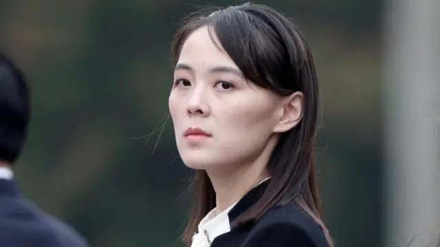 Kim Yo-Jong’dan sert uyarı: Güç gösterileri kötü sonuçlar doğurur 1 Kim Yo-jong, ABD, Güney Kore ve Japonya’nın Kore Yarımadası yakınlarında gerçekleştireceği tatbikatları “tehlikeli fikir” olarak nitelendirerek sert tepki gösterdi.