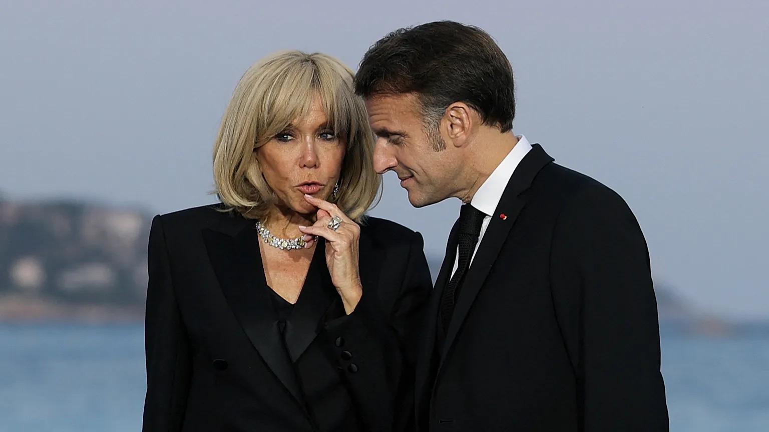 Macron çifti mahkemeye gidiyor 1 Fransa Cumhurbaşkanı Emmanuel Macron ve eşi Brigitte Macron, ABD’li aşırı sağcı influencer Candace Owens hakkında açtıkları iftira davasında yeni bir adım atıyor.
