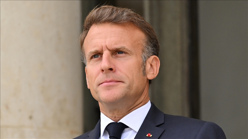Macron yeni bir krizle karşı karşıya 1 Sadece dokuz ay görevde kalabilen 74 yaşındaki liderin gidişi, Cumhurbaşkanı Emmanuel Macron’u daha da köşeye sıkıştırdı