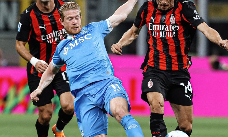 İtalya Ligi'nde Milan, son şampiyon Napoli'ye 2-1'le bu sezon ilk yenilgisini yaşattı ve ikili averajla liderlik koltuğuna oturdu