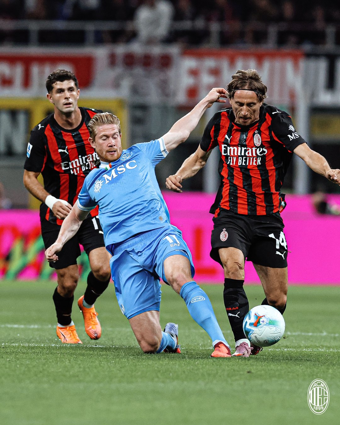 Milan, Napoli'ye "Dur" dedi 1 İtalya Ligi'nde Milan, son şampiyon Napoli'ye 2-1'le bu sezon ilk yenilgisini yaşattı ve ikili averajla liderlik koltuğuna oturdu