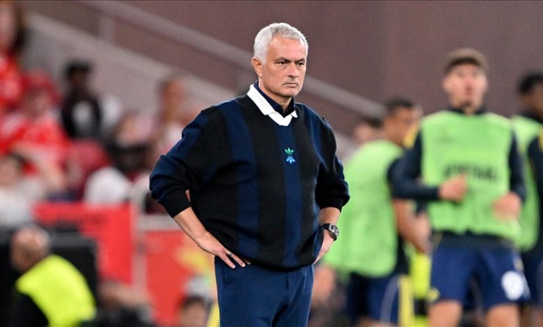 Bomba iddia! Mourinho konuşmamak için para mı aldı? 10 Gazeteci Ferudun Niğdelioğlu, Jose Mourinho’nun Fenerbahçe’den ayrılık süreciyle ilgili dikkat çeken bir iddia ortaya attı.