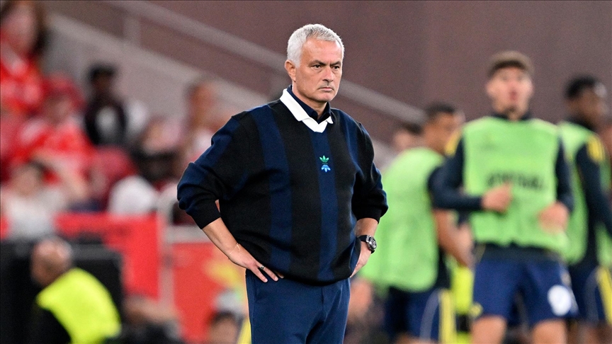 Bomba iddia! Mourinho konuşmamak için para mı aldı? 1 Gazeteci Ferudun Niğdelioğlu, Jose Mourinho’nun Fenerbahçe’den ayrılık süreciyle ilgili dikkat çeken bir iddia ortaya attı.