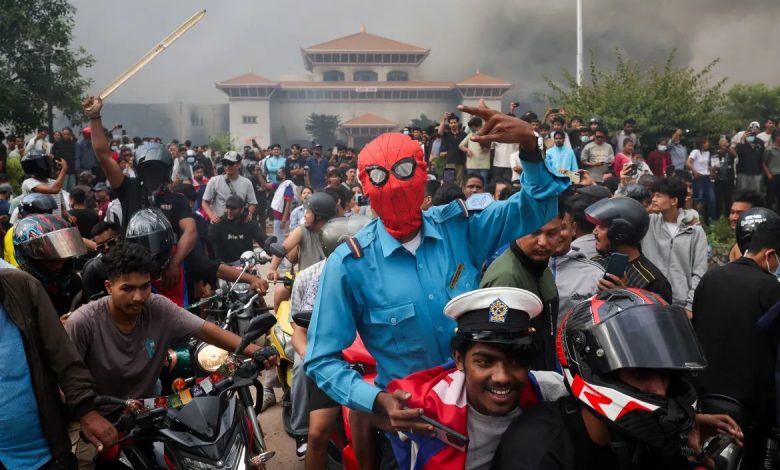 Nepal’de sosyal medya yasağının ardından patlak veren ve ülkeyi yıllardır gördüğü en şiddetli sokak olaylarına sürükleyen protestolar devam ediyor.