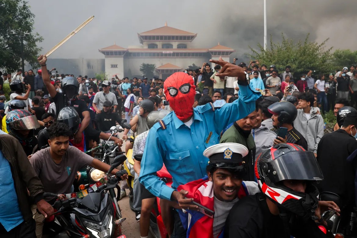 Nepal’de ‘Z Kuşağı’ protestocularıyla ordu, geçici lider seçimi için masada 1 Nepal’de sosyal medya yasağının ardından patlak veren ve ülkeyi yıllardır gördüğü en şiddetli sokak olaylarına sürükleyen protestolar devam ediyor.