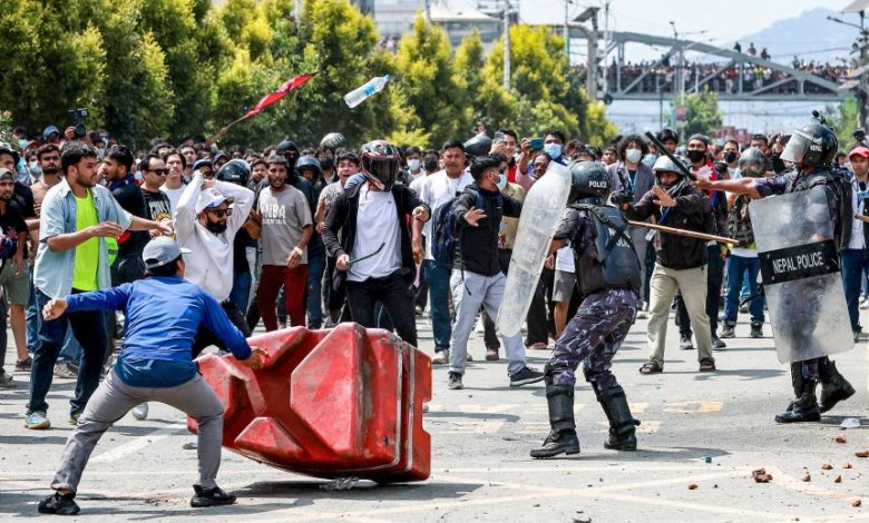 Nepal’de sosyal medya yasağıyla başlayan ve kısa sürede hükümet karşıtı ayaklanmaya dönüşen protestolar şiddetli çatışmalara sahne oldu.