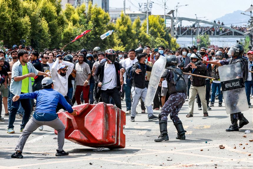 Nepal’de sosyal medya isyanı: Başkent alevlere teslim, ordu sokağa indi 1 Nepal’de sosyal medya yasağıyla başlayan ve kısa sürede hükümet karşıtı ayaklanmaya dönüşen protestolar şiddetli çatışmalara sahne oldu.