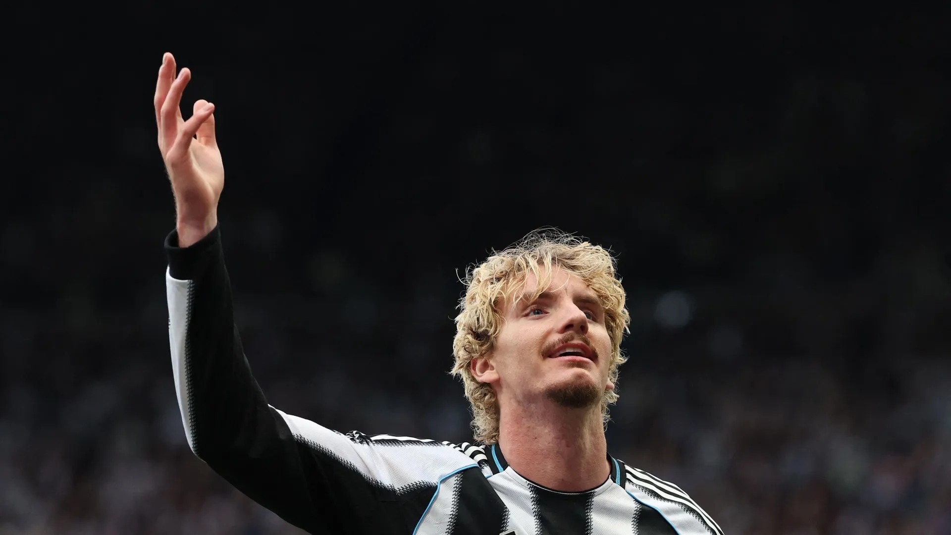 Arsenal bu kez dönüp kazandı 1 Geçen hafta Manchester City karşısında son anda beraberliği yakalayan Arsenal, Newcastle United deplasmanında 90+6'da kazandı