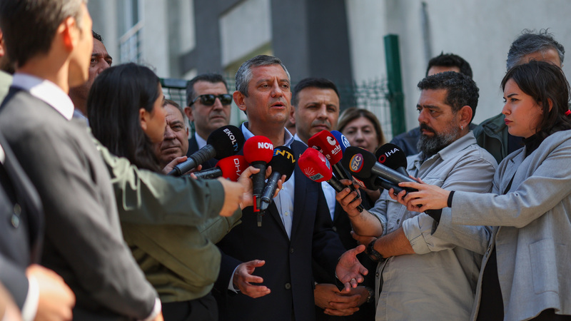 Özgür Özel’e saldıran Selçuk Tengioğlu’na 12 ay hapis cezası 1 CHP Genel Başkanı Özgür Özel’e saldırıda bulunan Selçuk Tengioğlu hakkındaki davada karar çıktı.
