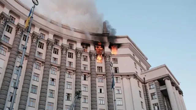 Rusya’dan savaşın en büyük hava saldırısı! Hükümet binası vuruldu