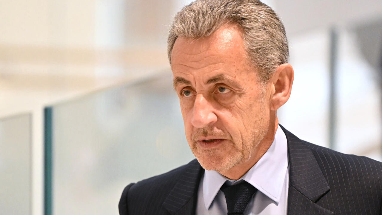 Sarkozy’ye yasa dışı fon davasında 5 yıl hapis 1 Fransa’nın başkenti Paris’te görülen davada Nicolas Sarkozy, Libya lideri Muammer Kaddafi’den yasa dışı seçim finansmanı almakla suçlu bulundu.