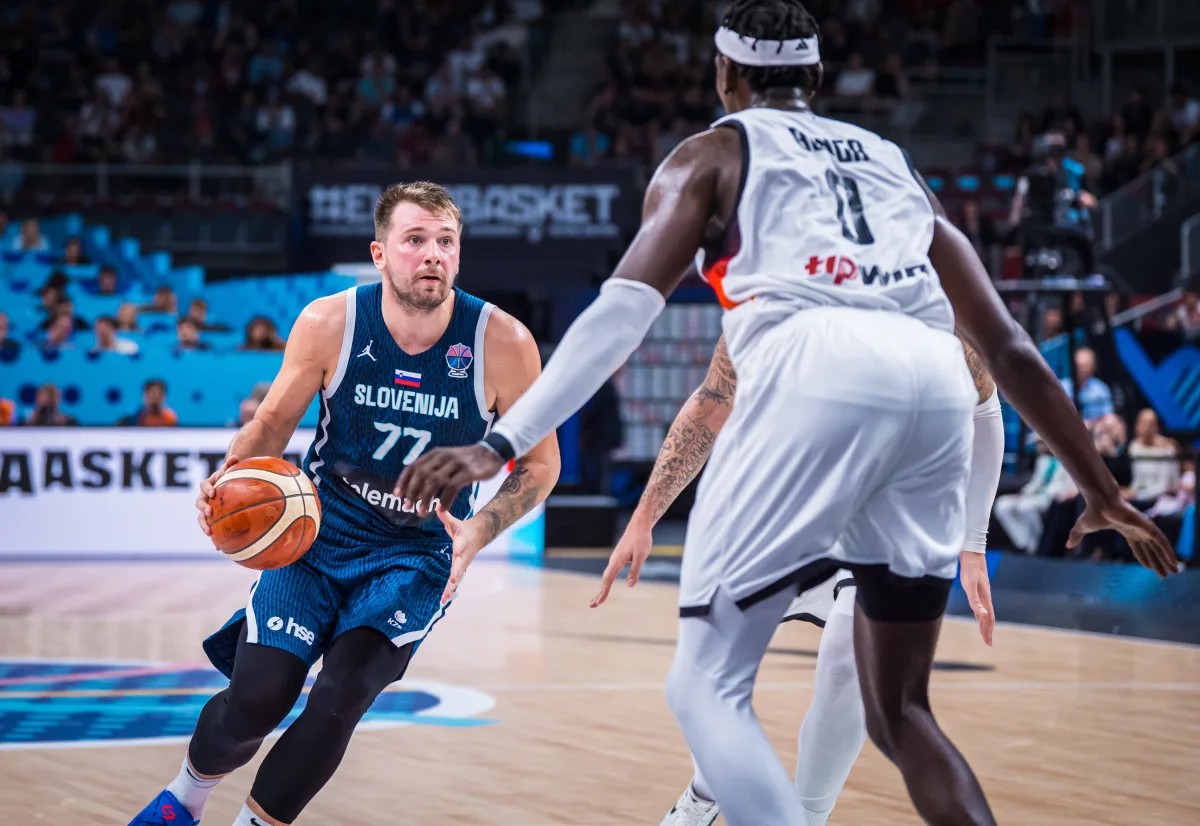 Almanya yarı finalde 1 2025 Avrupa Basketbol Şampiyonası'nda Almanya ilk çeyrekte 11 sayı geriye düştüğü Slovenya'yı yenerek yarı finalde Finlandiya ile eşleşti