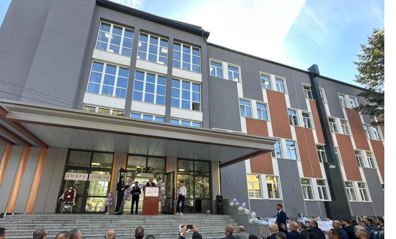 Bulgaristan'da ilk imam hatip lisesi 1 Bulgaristan’da ülkenin ilk imam hatip lisesi olan Sofya İmam Hatip Lisesi açıldı