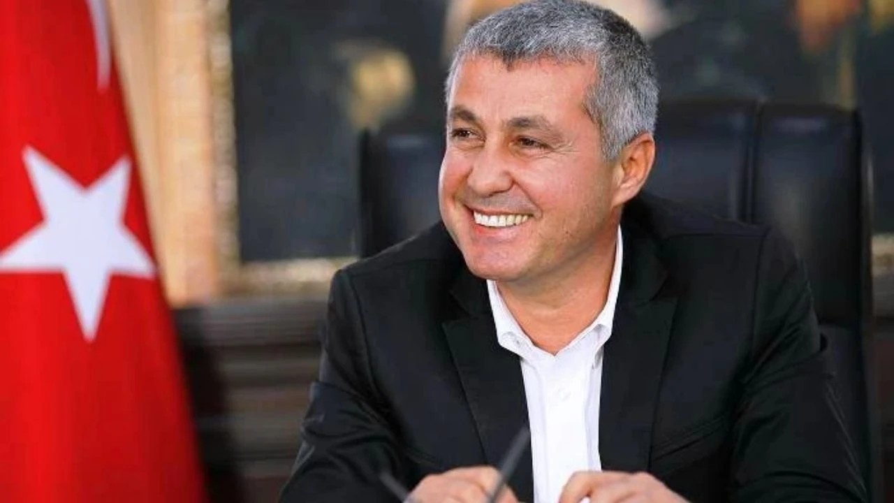 Şükrü Sözen ve kardeşi rüşvet soruşturmasında tutuklandı 1 Eski Manavgat Belediye Başkanı Şükrü Sözen ile kardeşi Fatih Sözen çıkarıldıkları mahkemece tutuklandı.