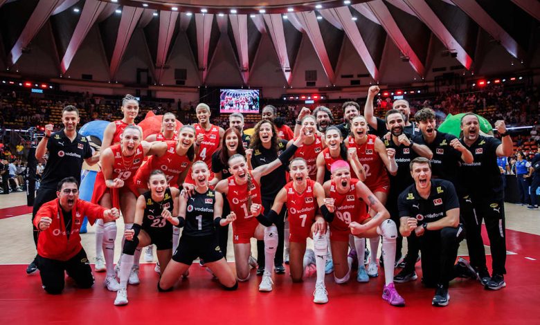 Filenin Sultanları gönüllerin şampiyonu 15 Filenin Sultanları, FIVB Kadınlar Dünya Voleybol Şampiyonası'nda tarihinde ilk kez yükseldiği İtalya'ya 3-2 yenilerek gümüş madalya kazandı
