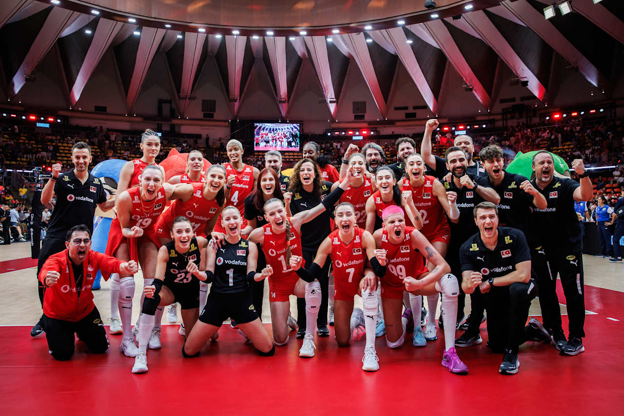 Filenin Sultanları gönüllerin şampiyonu 1 Filenin Sultanları, FIVB Kadınlar Dünya Voleybol Şampiyonası'nda tarihinde ilk kez yükseldiği İtalya'ya 3-2 yenilerek gümüş madalya kazandı