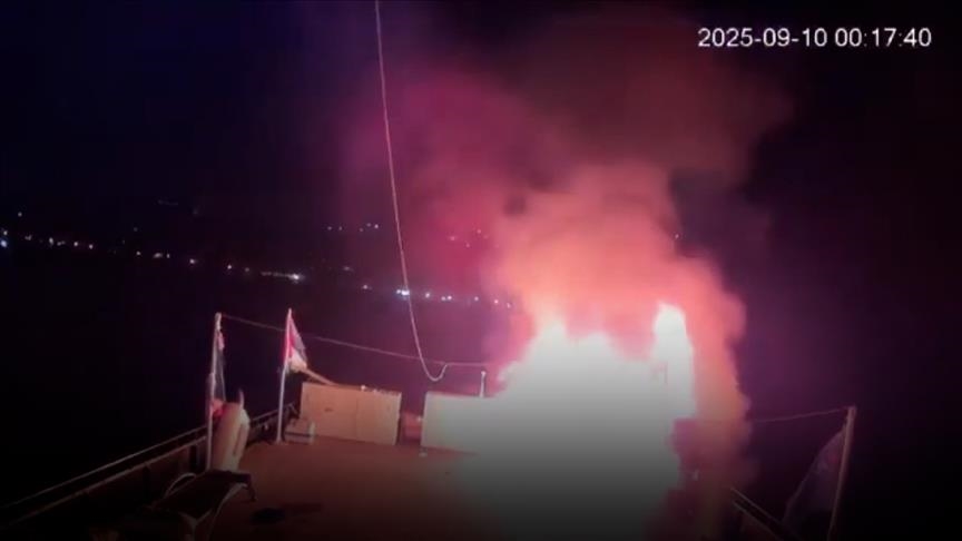 Küresel Sumud Filosu’na gece yarısı dron saldırısı 1 Gazze Şeridi’ne insani yardım ulaştırmayı ve İsrail’in deniz ablukasını kırmayı amaçlayan Küresel Sumud Filosu, gece yarısı saldırıya uğradı.