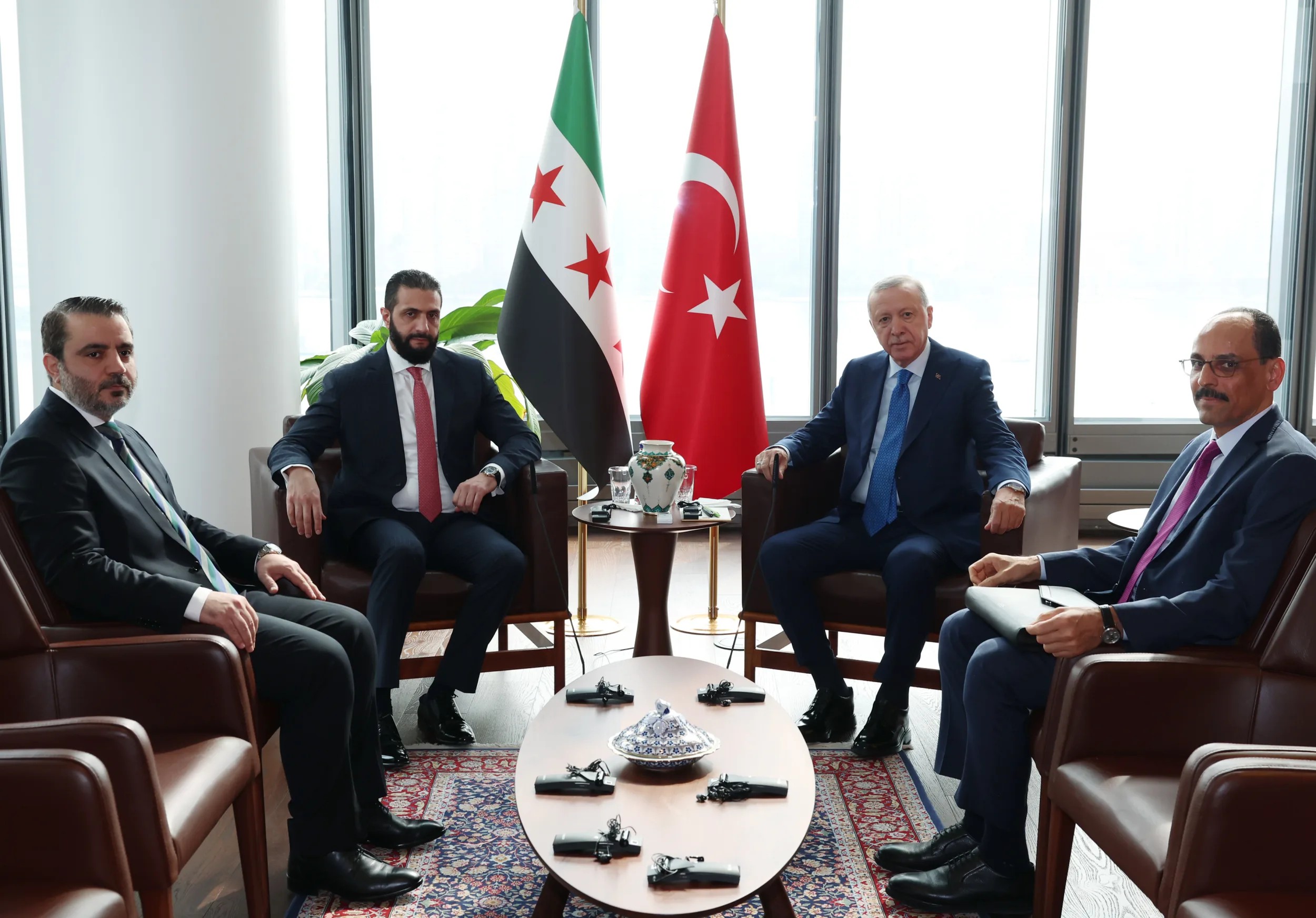 Suriye Cumhurbaşkanı Ahmed Şara: Zorlu ve yeni bir sayfa açıyoruz 1 BM 80. Genel Kurulu’nda konuşan Suriye Cumhurbaşkanı Ahmed Şara, Türkiye’ye destekleri için teşekkür etti.