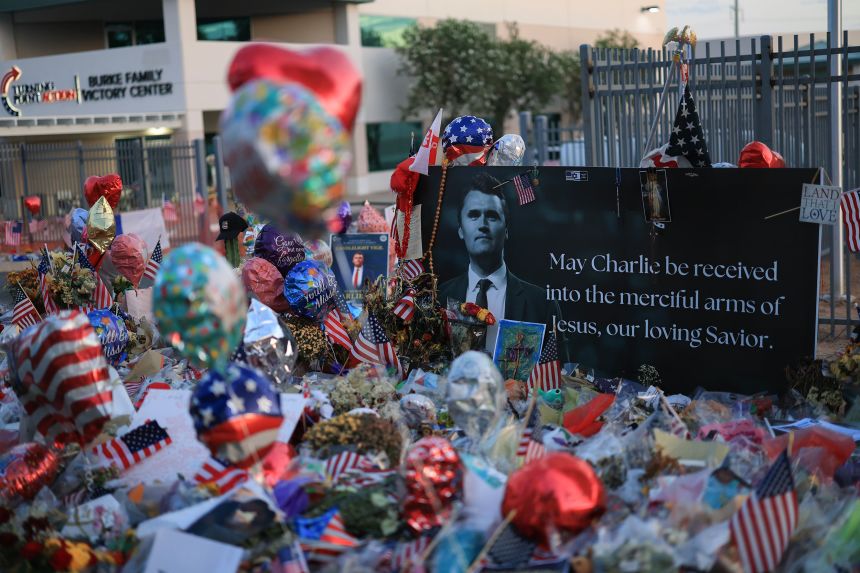 Trump, suikasta kurban giden Charlie Kirk için Arizona’da anma törenine katıldı 1 trump charlie kirk anma toreni