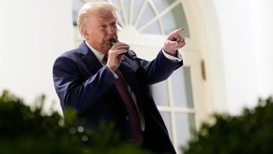 Trump’ın Güç Oyunu: “Devletin Kartları Artık Benim Elimin Altında” 12 ABD Başkanı Donald Trump, ikinci döneminde devletin gücünü üniversitelerden medyaya, siyasi rakiplerinden hukuk bürolarına kadar geniş bir yelpazede kullanmaya başladı.
