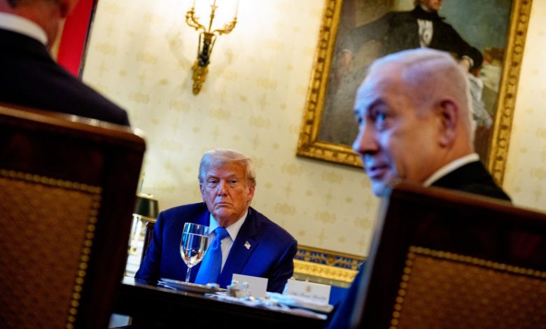 ABD Başkanı Donald Trump, İsrail Başbakanı Binyamin Netanyahu ile Beyaz Saray’da yaptığı görüşme sonrası Gazze’de savaşın sona erdirilmesine yönelik 20 maddelik barış planını açıkladı.