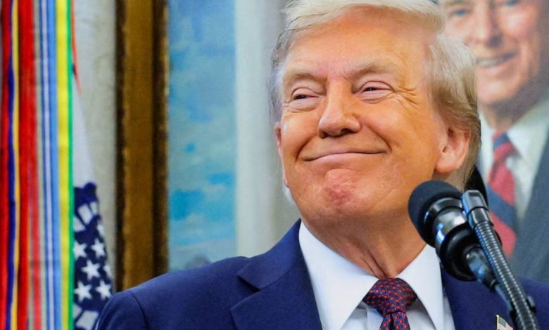 ABD Başkanı Donald Trump’ın günlerce kamuoyu önüne çıkmaması ve elindeki morluk, internette “Trump öldü” söylentilerinin yayılmasına yol açtı.