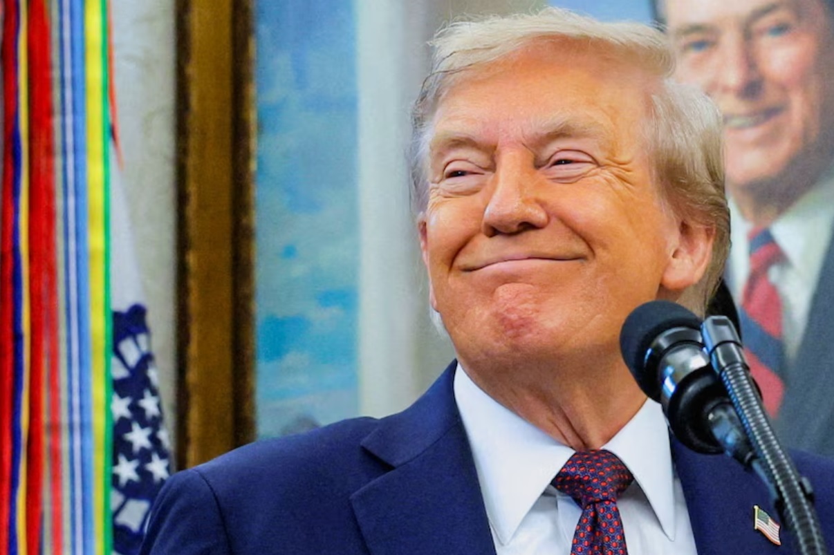Herkes öldü diyordu! Trump ortaya çıktı 1 ABD Başkanı Donald Trump’ın günlerce kamuoyu önüne çıkmaması ve elindeki morluk, internette “Trump öldü” söylentilerinin yayılmasına yol açtı.