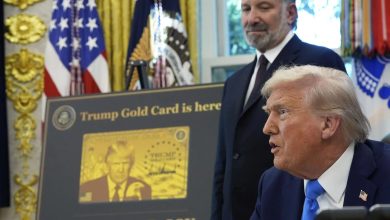 ABD Başkanı Donald Trump, cuma günü imzaladığı başkanlık kararıyla göçmenlik sisteminde radikal değişikliklere gitti.