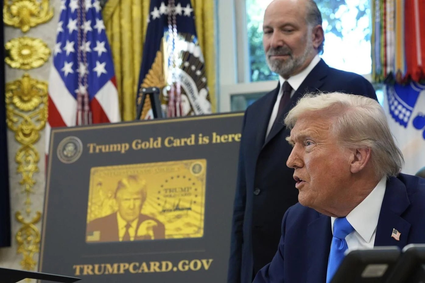 Trump’tan tartışmalı karar! Vizeler için belirlenen rakam 100 bin dolar 1 ABD Başkanı Donald Trump, cuma günü imzaladığı başkanlık kararıyla göçmenlik sisteminde radikal değişikliklere gitti.