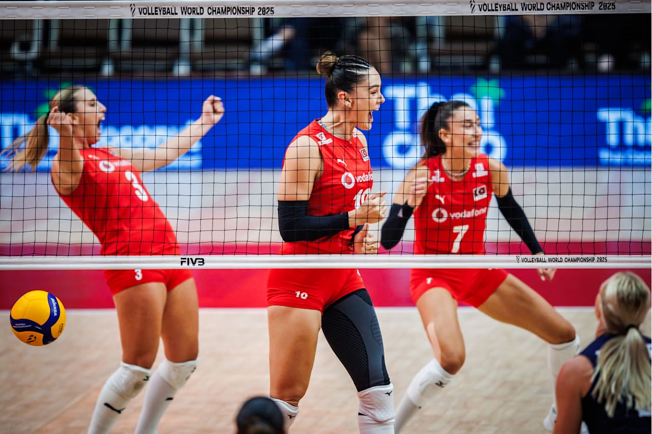 Filenin Sultanları tarih yazdı 1 Filenin Sultanları, Bangkok'ta ABD'yi 3-1 yenerek FIVB Dünya Şampiyonası'nda tarihinde ilk kez yarı finale yükseldi