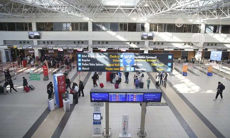 Yurt dışına çıkacak vatandaşların ödemekle yükümlü olduğu çıkış harcı, Cumhurbaşkanı kararıyla bin liraya yükseltildi.